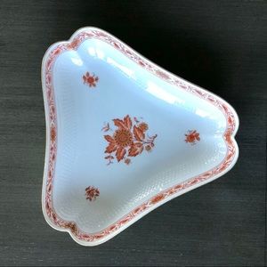 Kaiser triangular white with red/gold accents dish